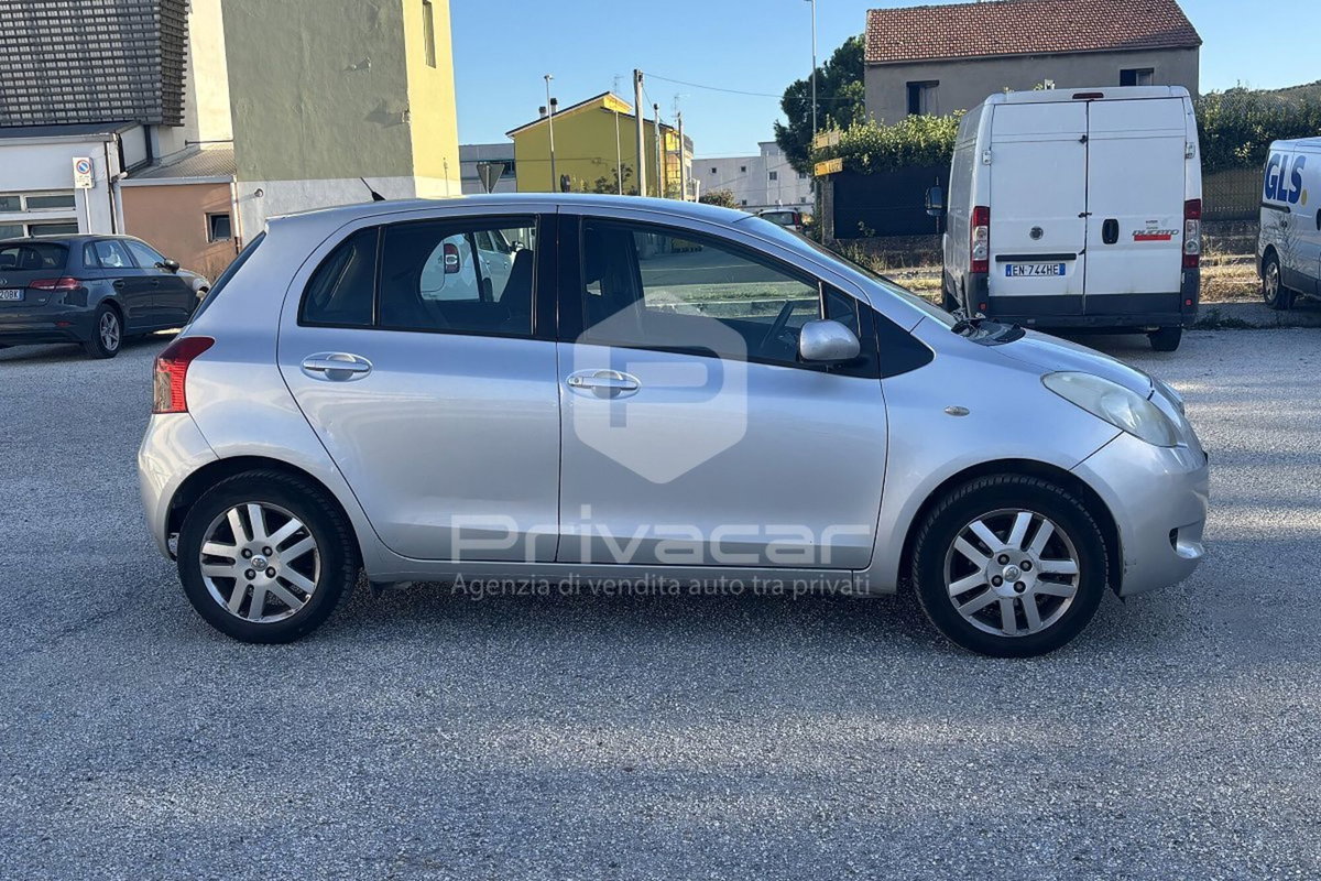 Toyota Yaris 1.0 5 porte (4)