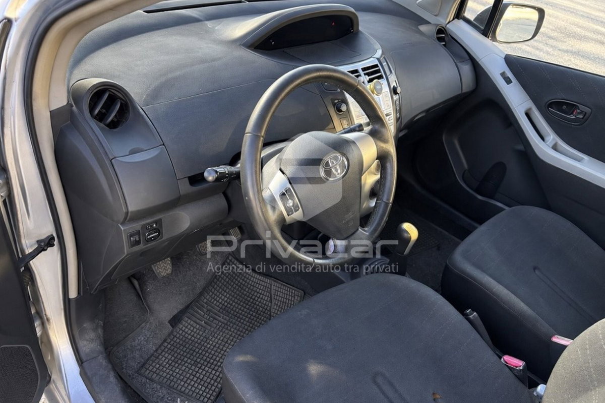Toyota Yaris 1.0 5 porte (8)