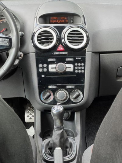 Opel Corsa 1.4 16V 3 porte b-color (10)