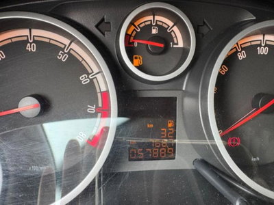 Opel Corsa 1.4 16V 3 porte b-color (14)