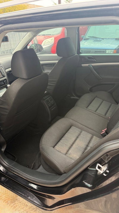 Skoda Octavia 1.6 TDI CR F.AP. DSG Elegance (9)