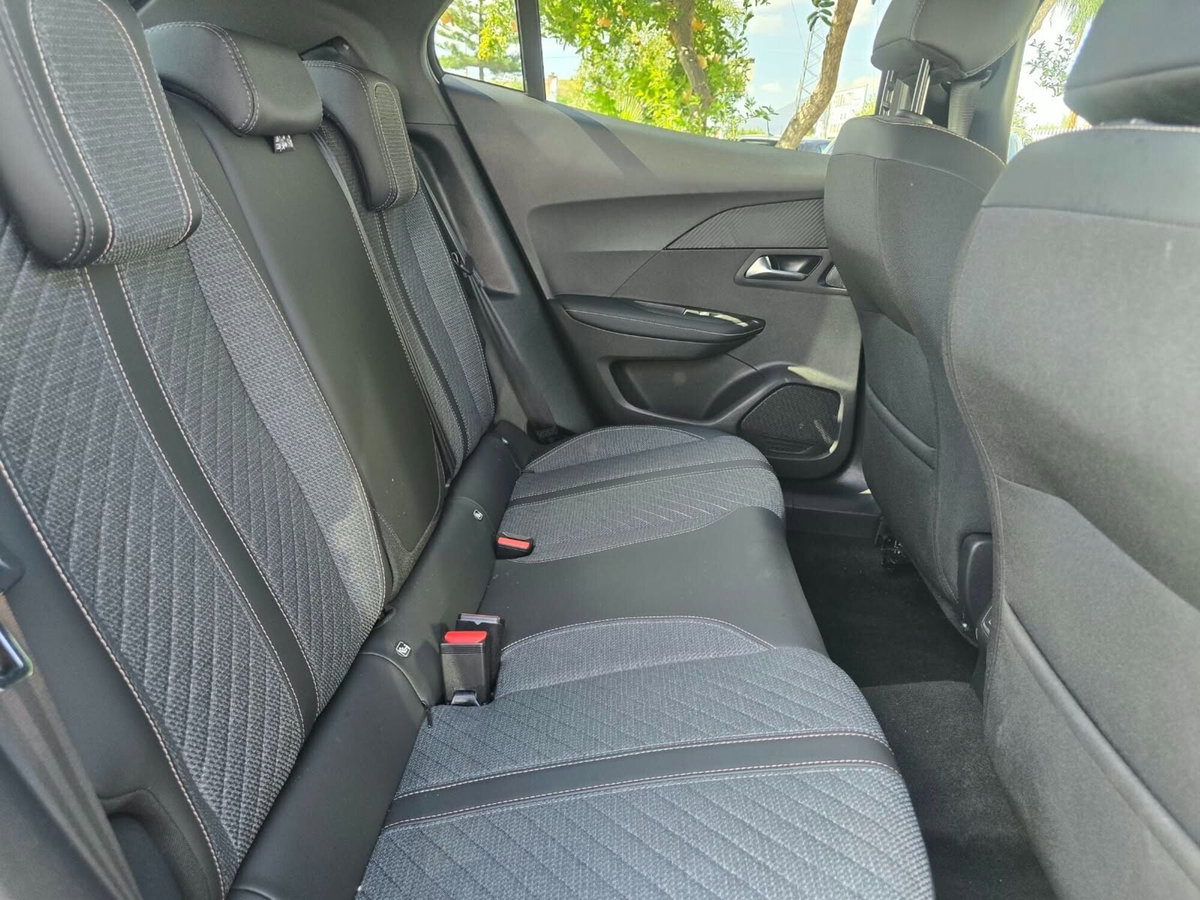 Peugeot 2008 1.2 turbo Allure 100cv (19)