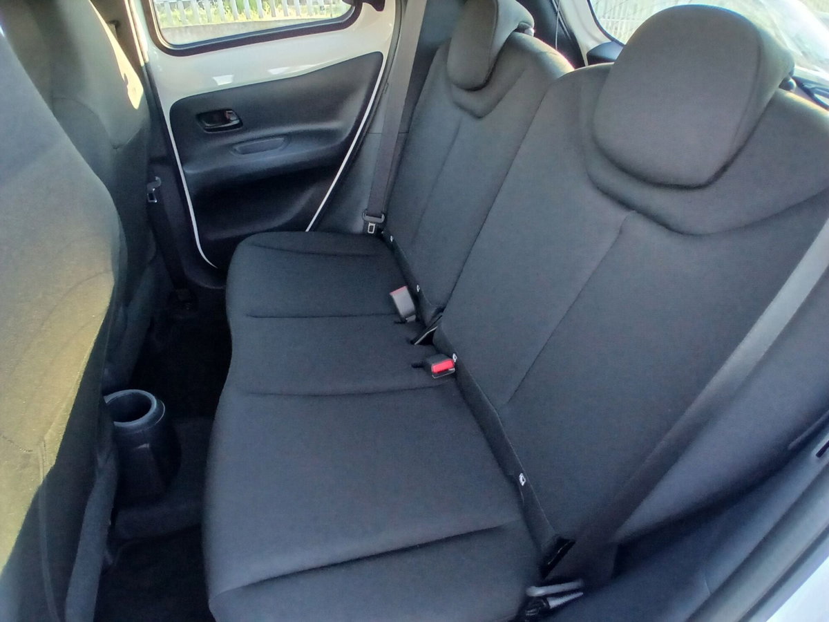 Toyota Aygo X 1.0 VVT-i 72 CV 5 porte Limited Air (16)