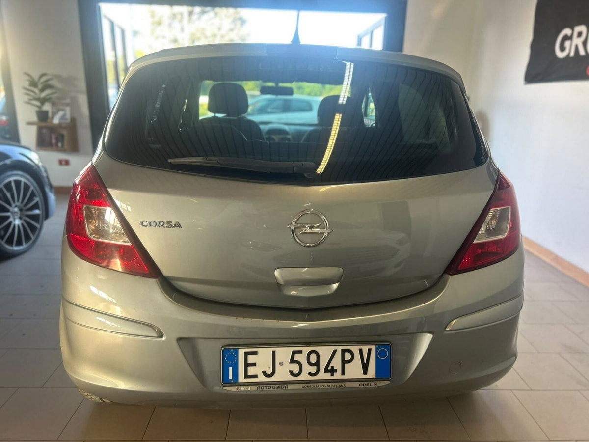 Opel Corsa 1.2 5 porte Cosmo (5)