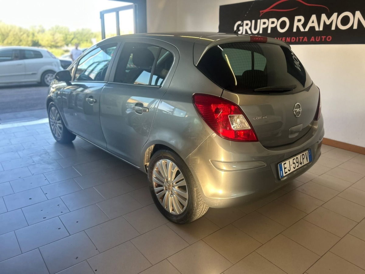 Opel Corsa 1.2 5 porte Cosmo (6)