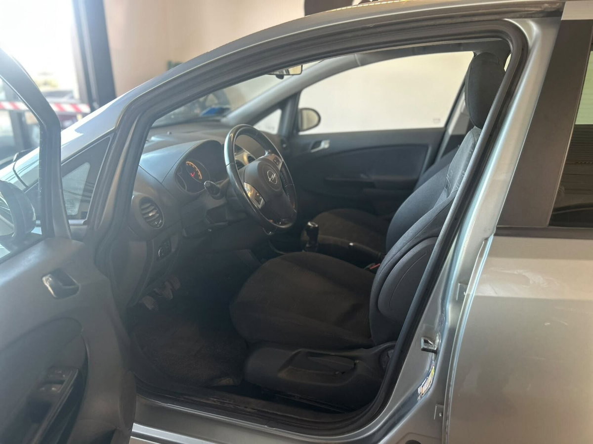 Opel Corsa 1.2 5 porte Cosmo (7)