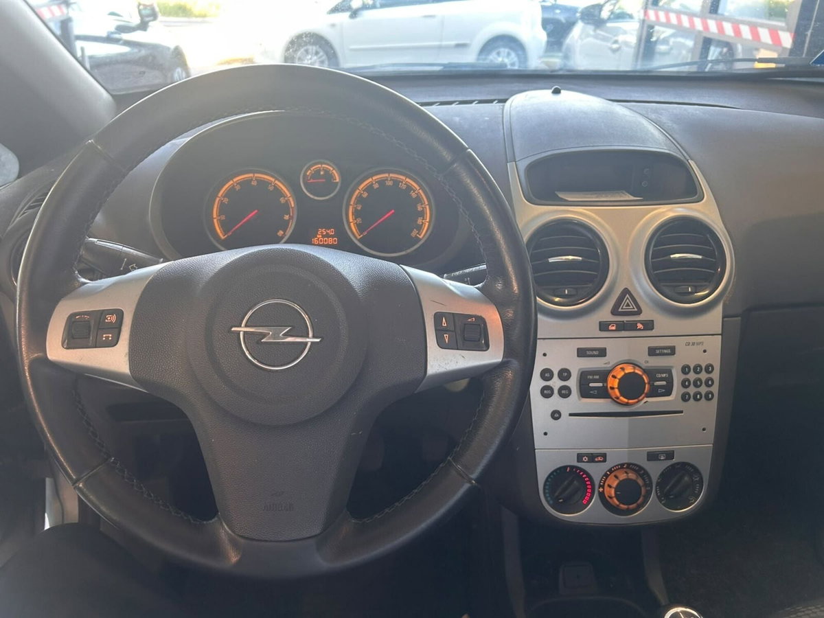 Opel Corsa 1.2 5 porte Cosmo (8)