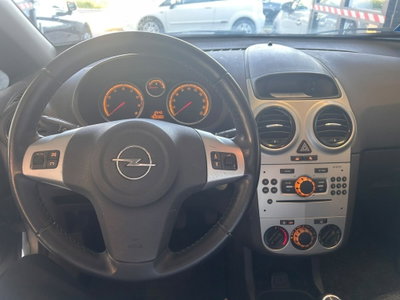 Opel Corsa 1.2 5 porte Cosmo (8)