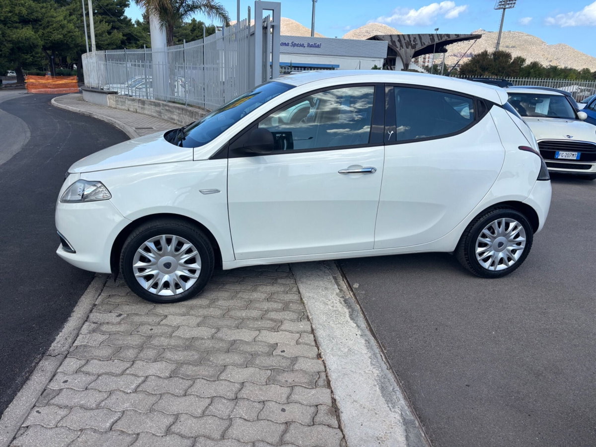 Lancia Ypsilon 1.3 MJT 16V 95 CV 5 porte S&S Gold (2)