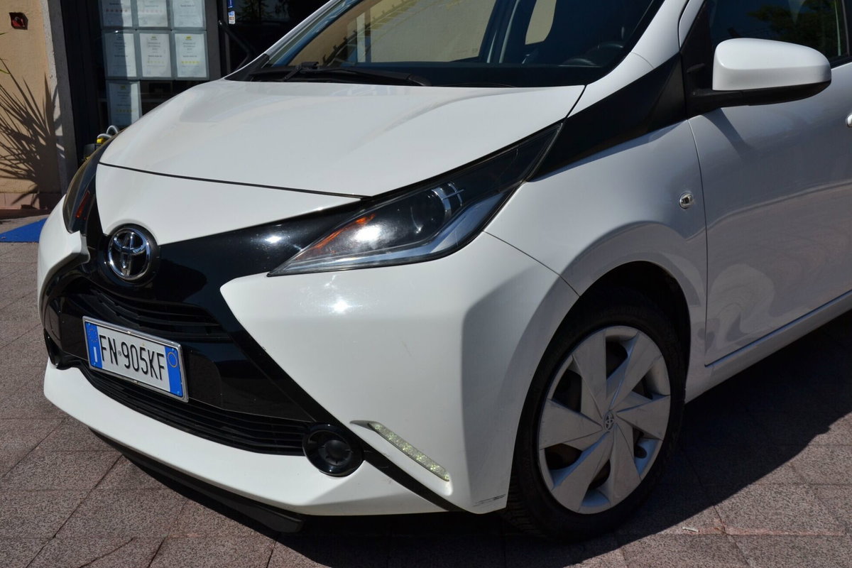 Toyota Aygo 1.0 VVT-i 69 CV 3 porte x-play (18)