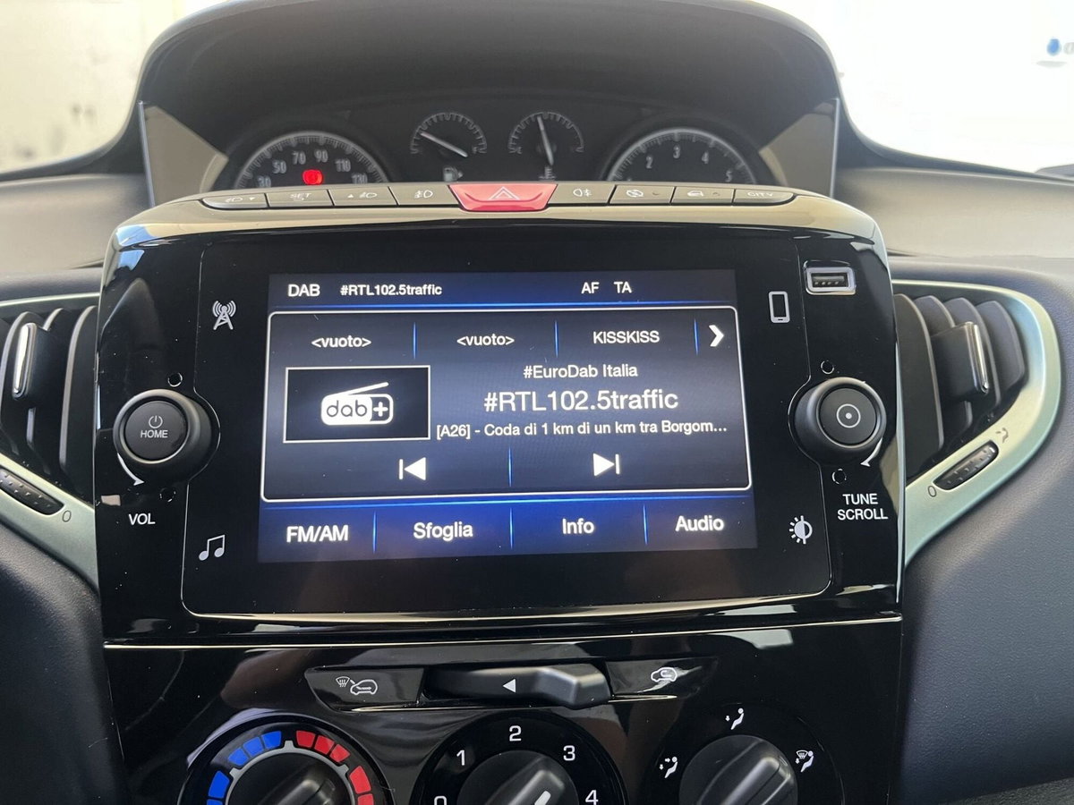 Lancia Ypsilon 1.2 69 CV 5 porte GPL Ecochic Alberta Ferretti (12)