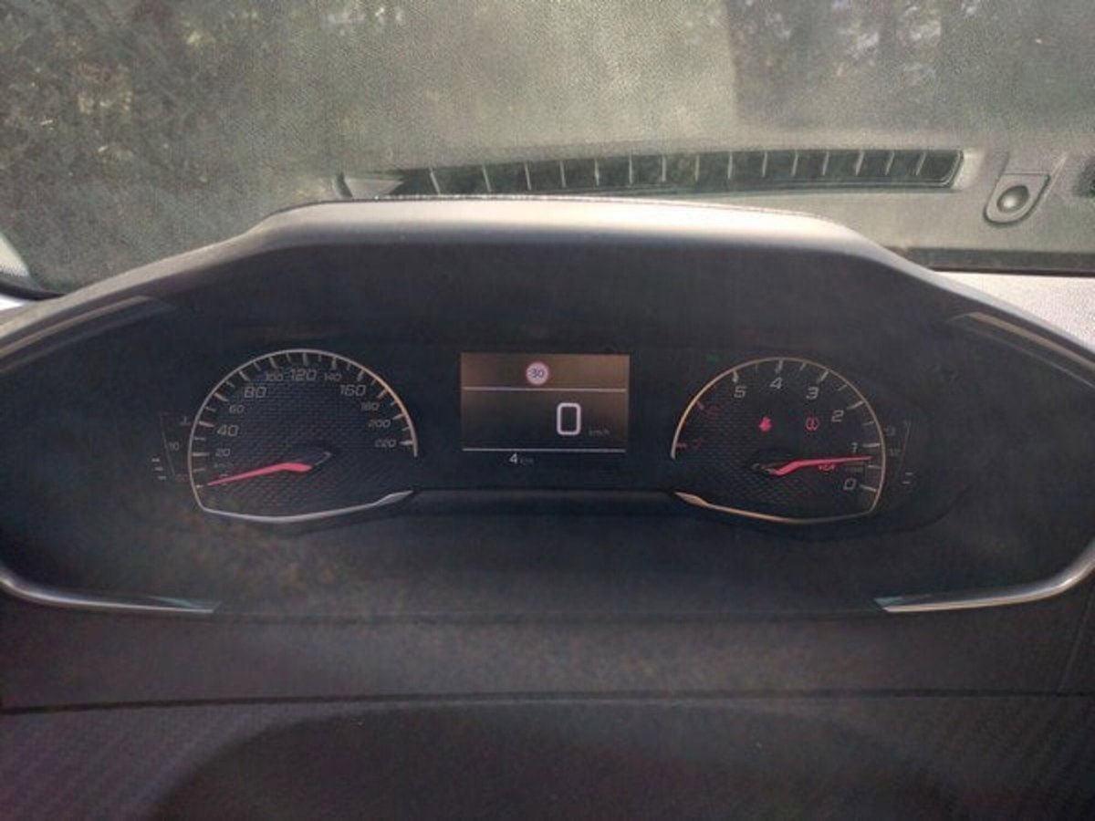 Peugeot 208 1.2 turbo Business 100cv (10)