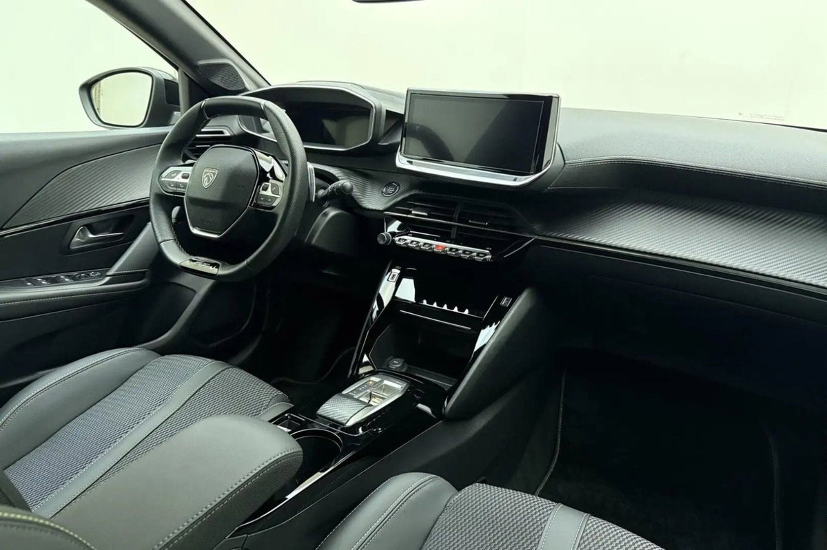 Peugeot 208 motore elettrico 136 CV 5 porte GT (6)