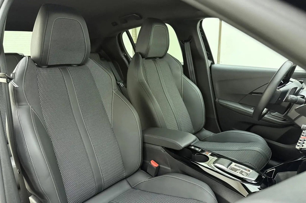 Peugeot 208 motore elettrico 136 CV 5 porte GT (7)