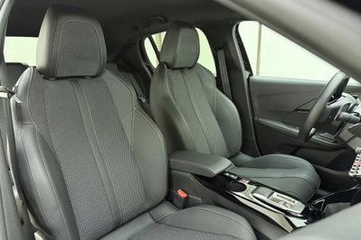 Peugeot 208 motore elettrico 136 CV 5 porte GT (7)
