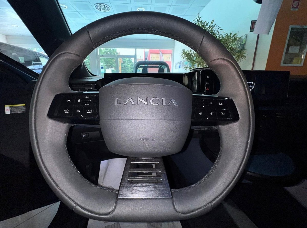 Lancia Ypsilon 1.2 mhev Edizione Limitata Cassina e-dct (11)
