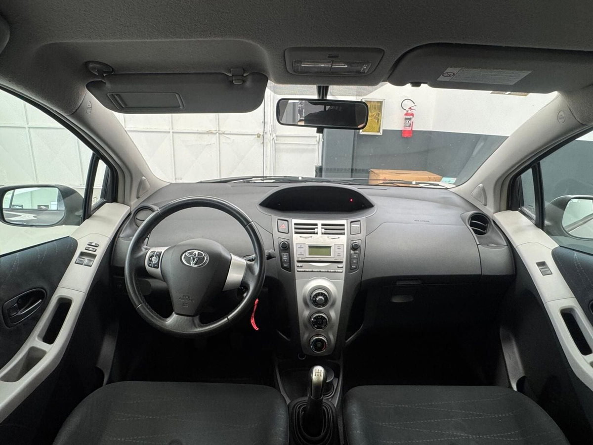 Toyota Yaris 1.3 5 porte Sol (11)