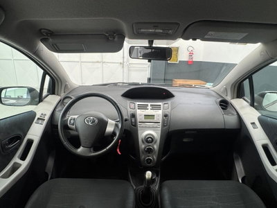 Toyota Yaris 1.3 5 porte Sol (11)
