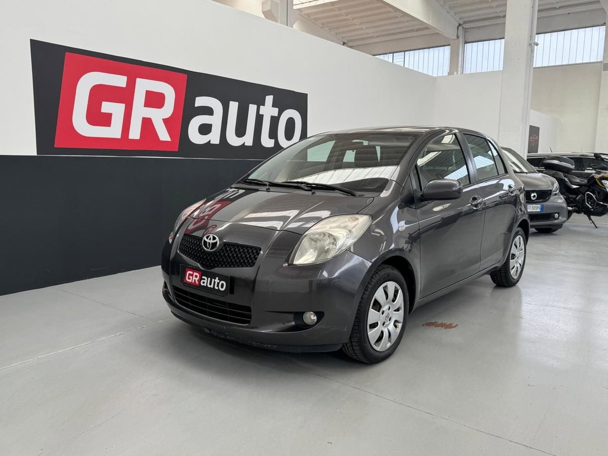 Toyota Yaris 1.3 5 porte Sol (2)