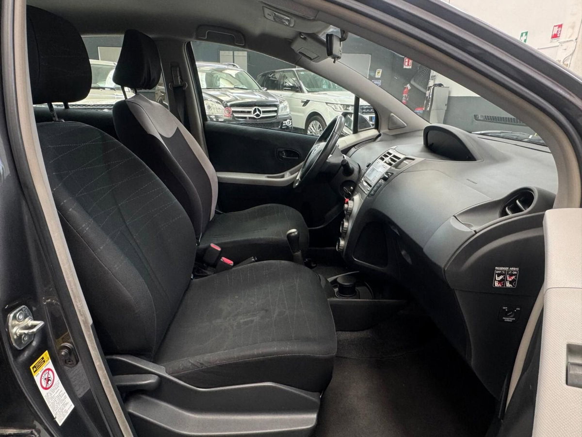 Toyota Yaris 1.3 5 porte Sol (5)
