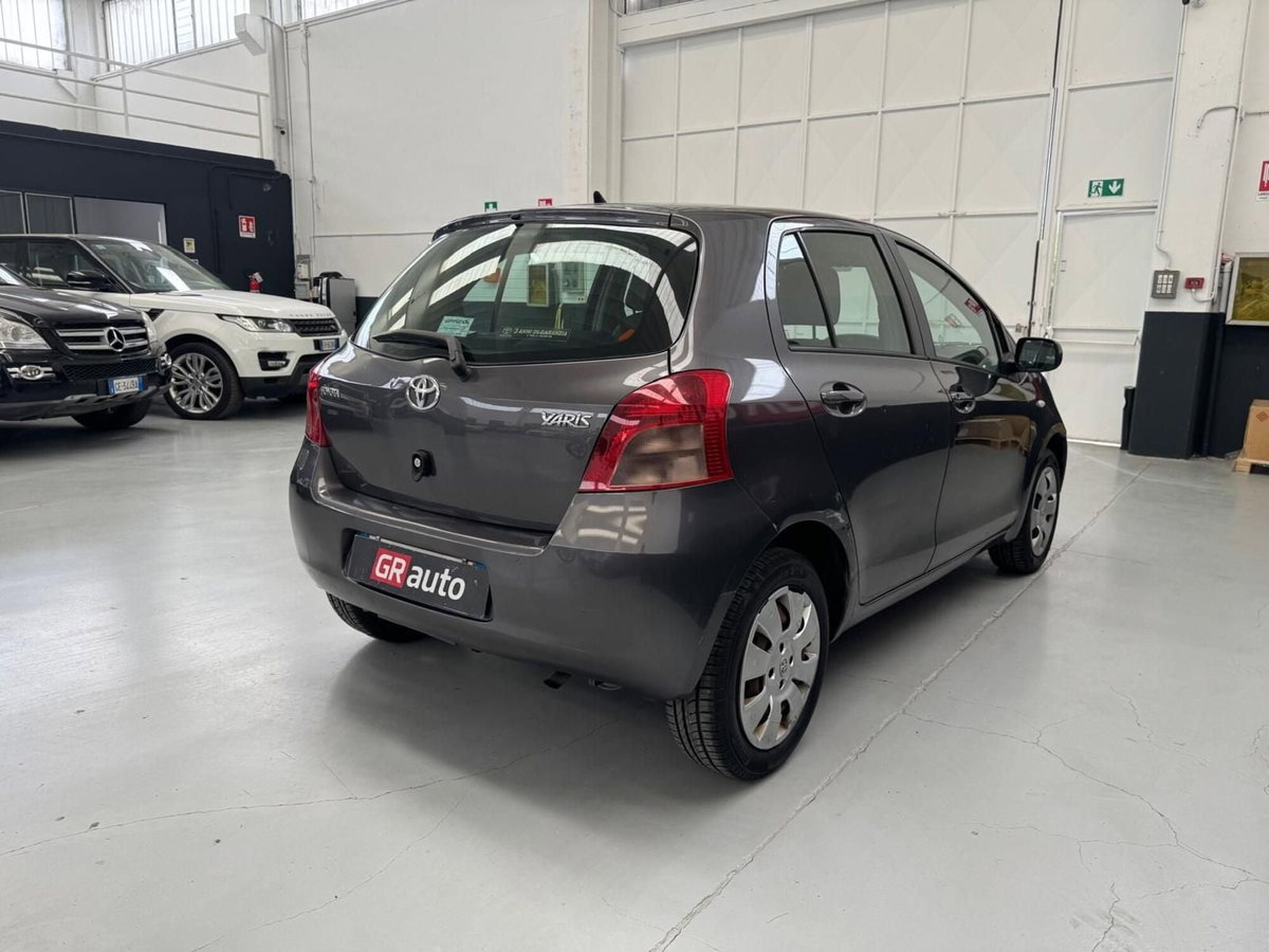 Toyota Yaris 1.3 5 porte Sol (8)