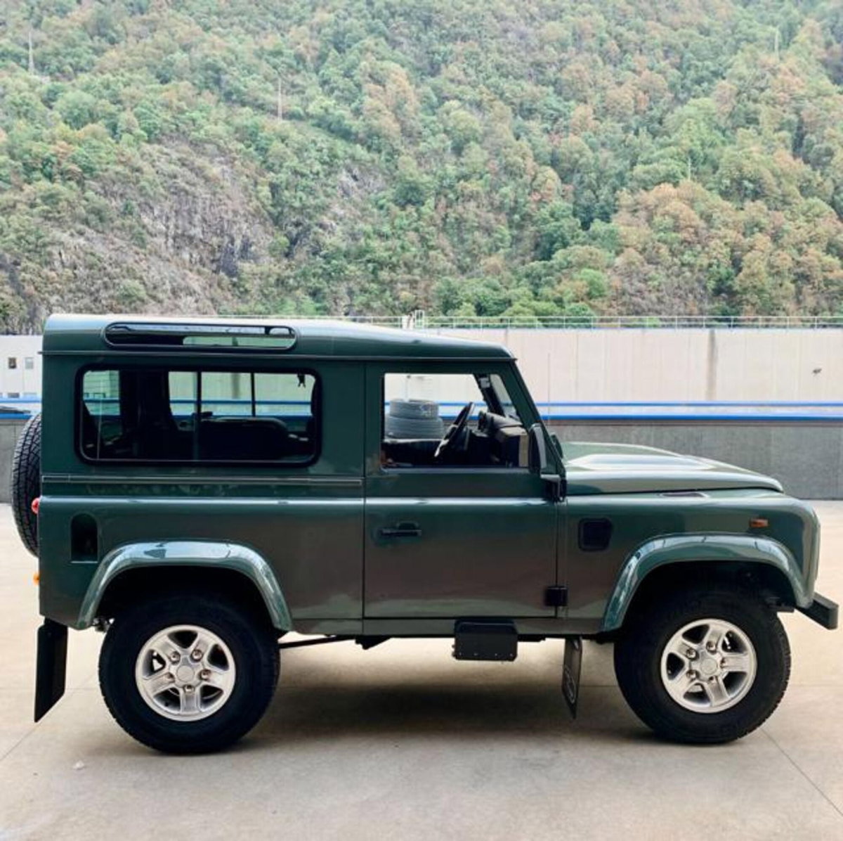 Land Rover Defender 90 2.4 TD4 Station Wagon SE (5)