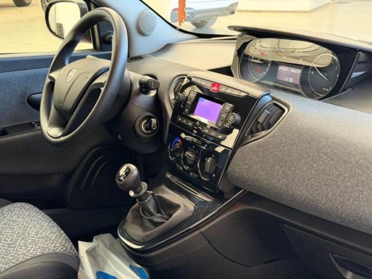 Lancia Ypsilon 1.0 FireFly 5 porte S&S Hybrid Ecochic Gold (9)