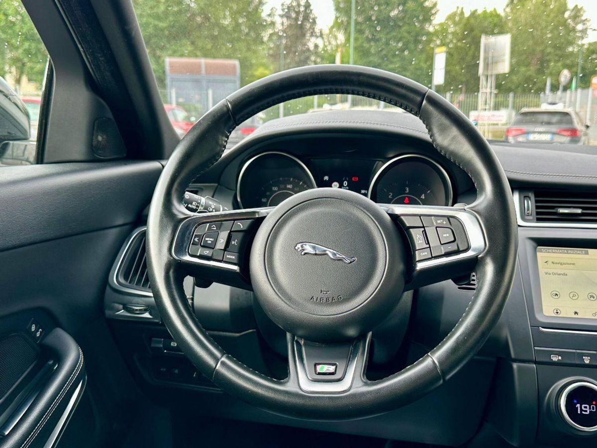 Jaguar E-Pace 2.0D 150 CV AWD aut. R-Dynamic HSE (13)