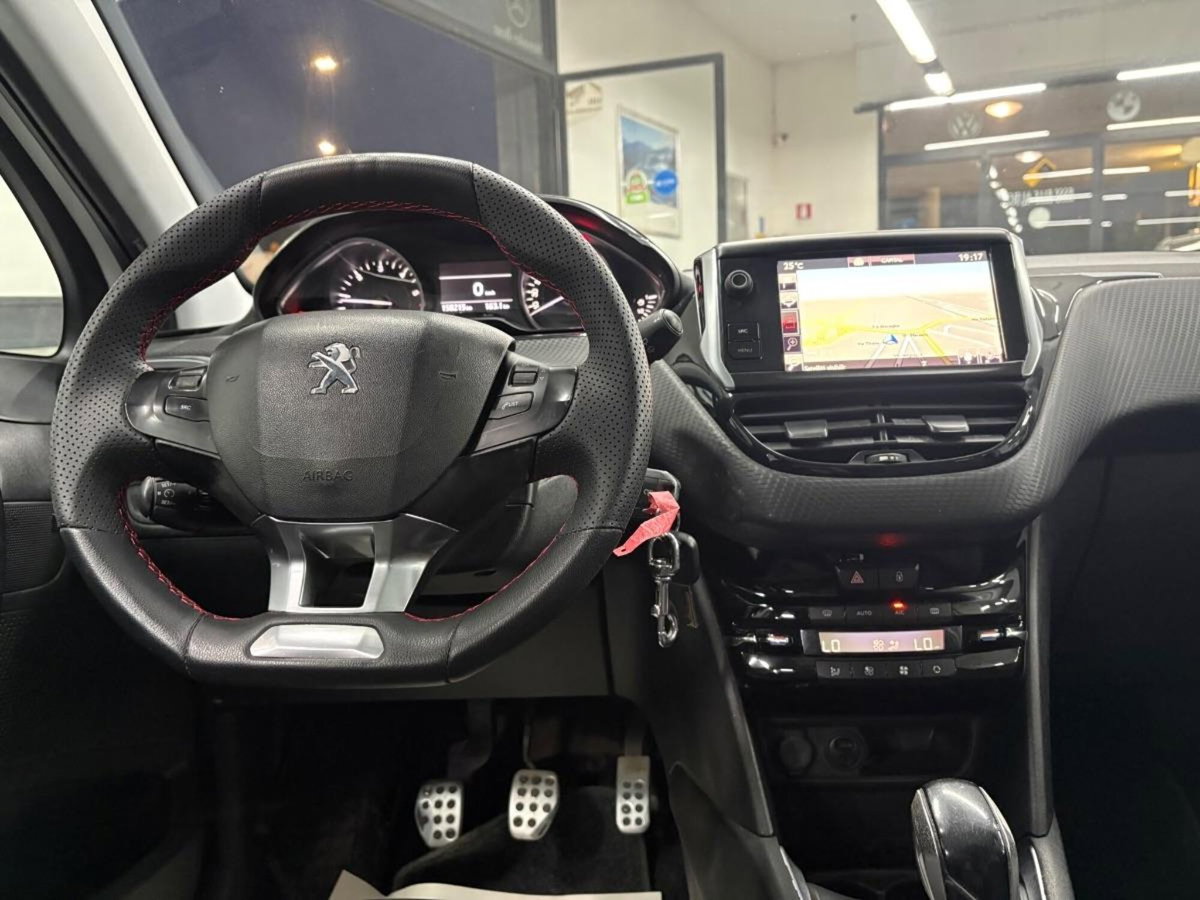 Peugeot 208 100 5 porte GT Line (12)