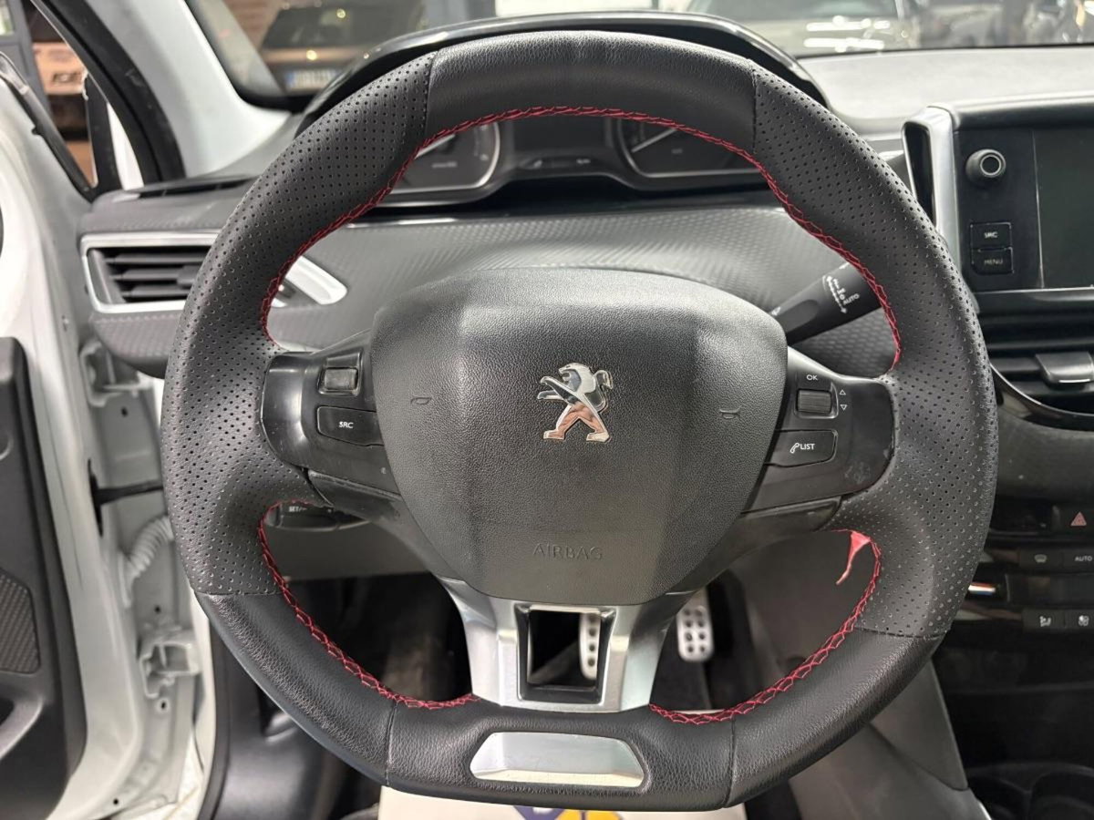 Peugeot 208 100 5 porte GT Line (13)
