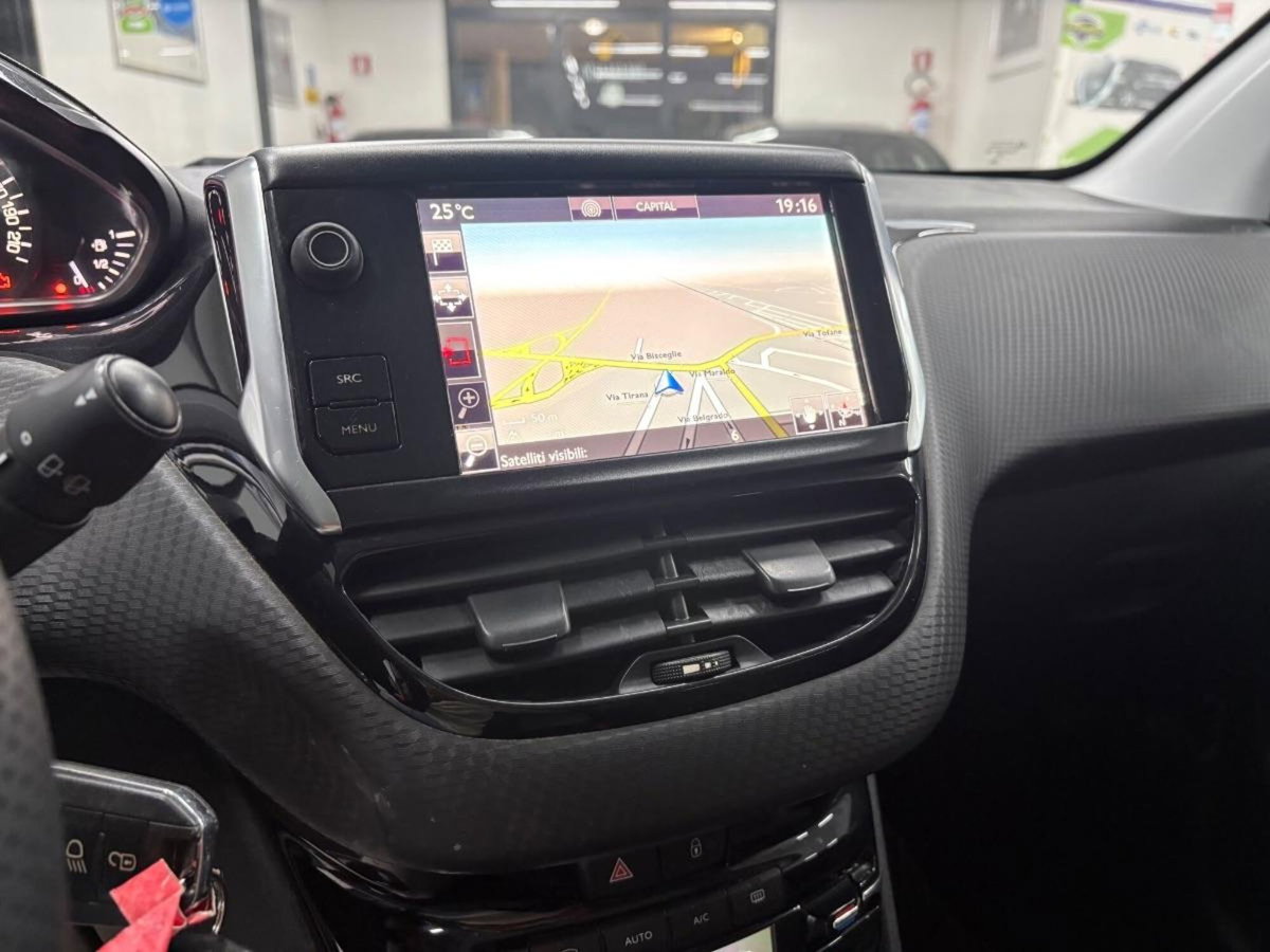 Peugeot 208 100 5 porte GT Line (14)