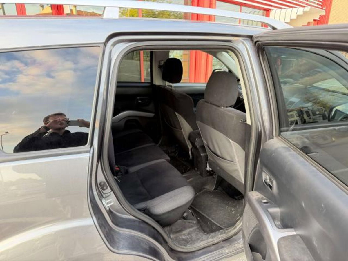 Mitsubishi Outlander 2.0 DI-D Instyle 7 p.ti DPF (10)