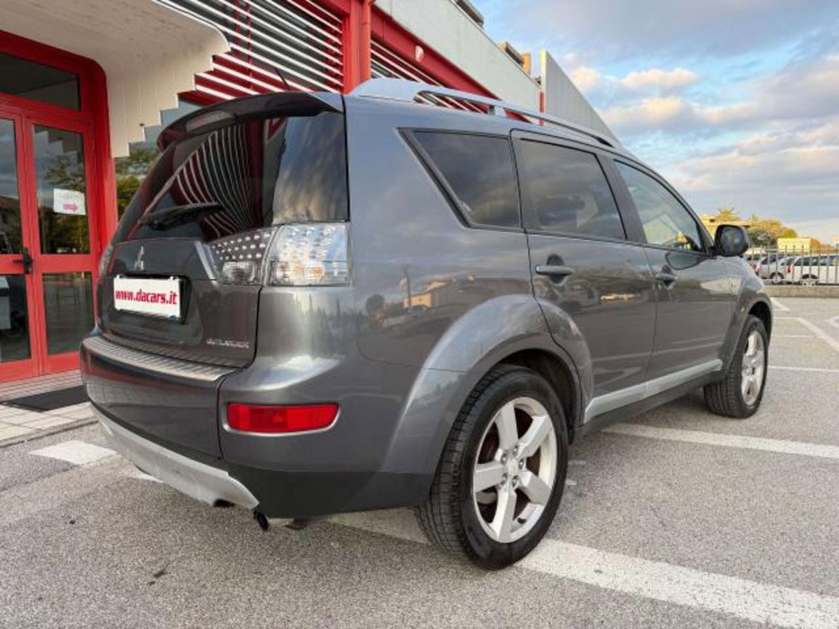 Mitsubishi Outlander 2.0 DI-D Instyle 7 p.ti DPF (11)