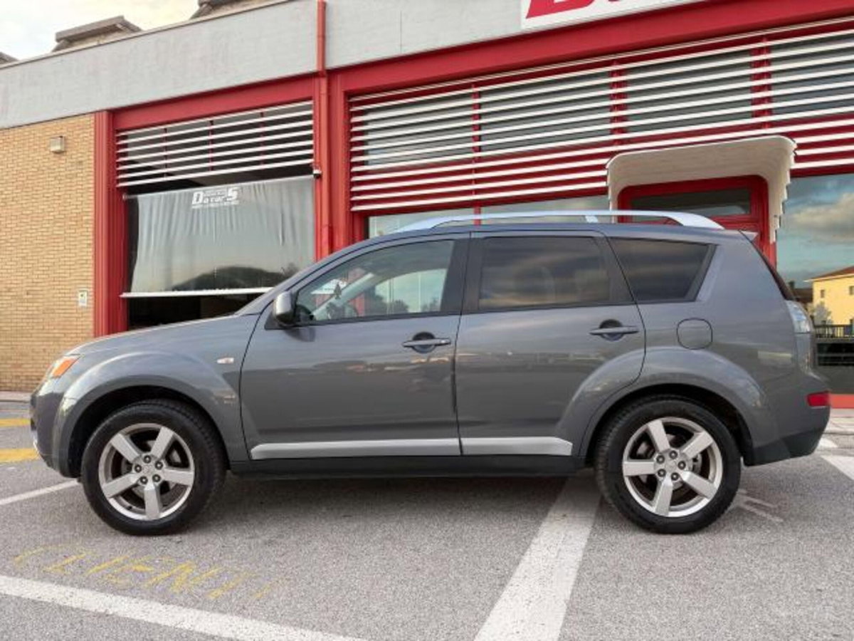 Mitsubishi Outlander 2.0 DI-D Instyle 7 p.ti DPF (3)