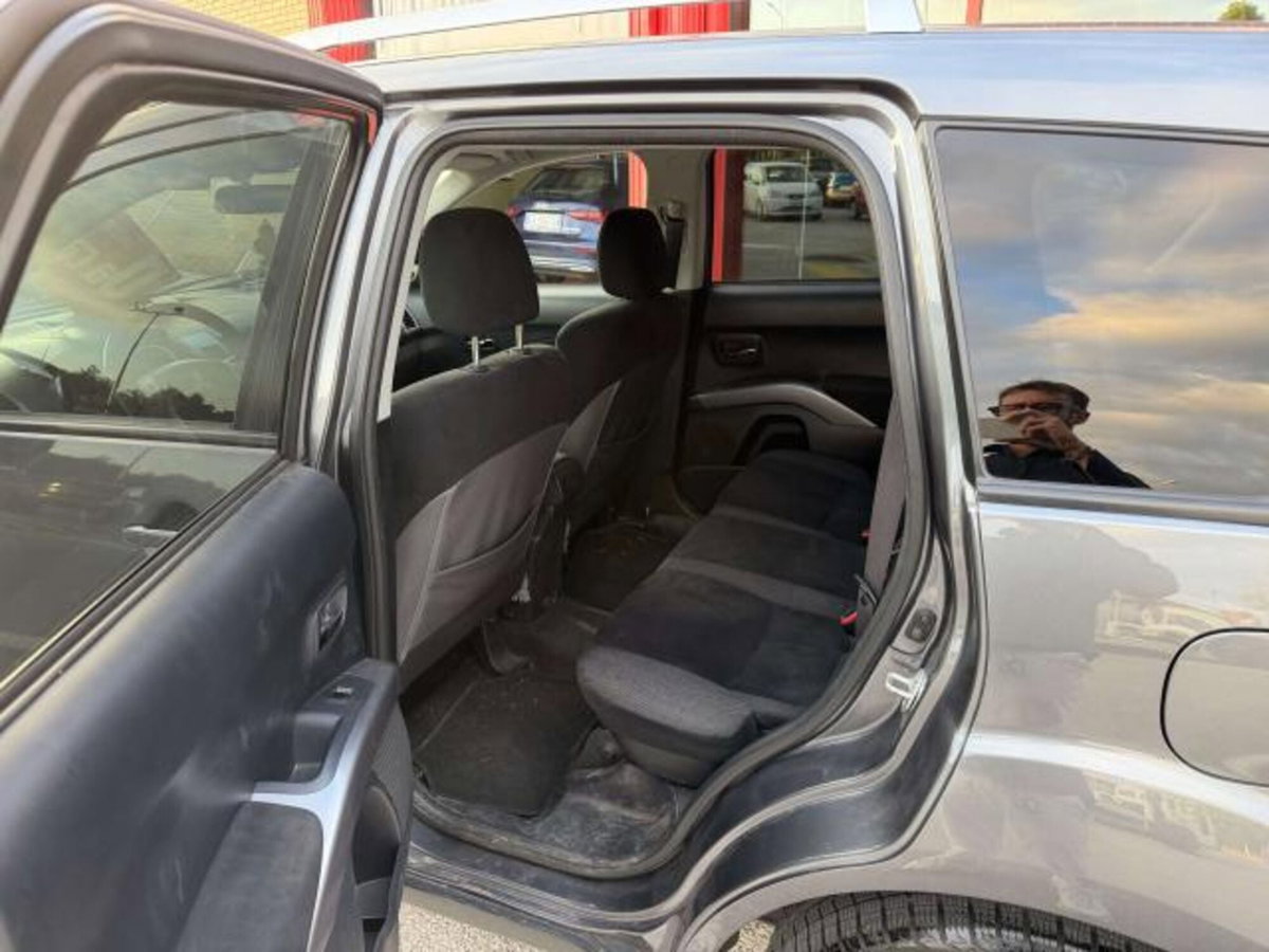 Mitsubishi Outlander 2.0 DI-D Instyle 7 p.ti DPF (4)