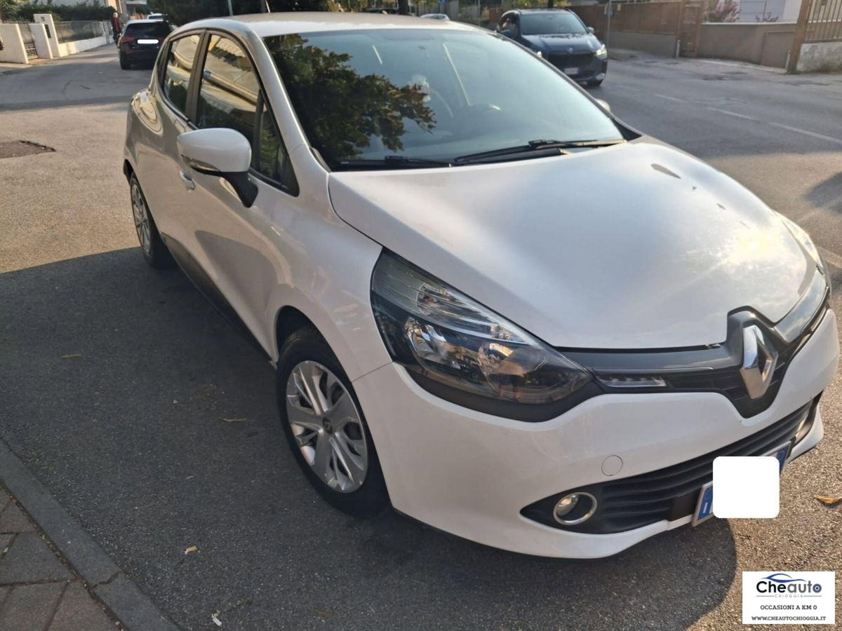 Renault Clio 1.2 75CV 5 porte Wave (3)
