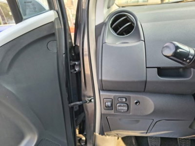 Toyota Yaris 1.3 3 porte Sol (10)