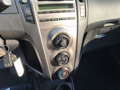 Toyota Yaris 1.3 3 porte Sol (11)