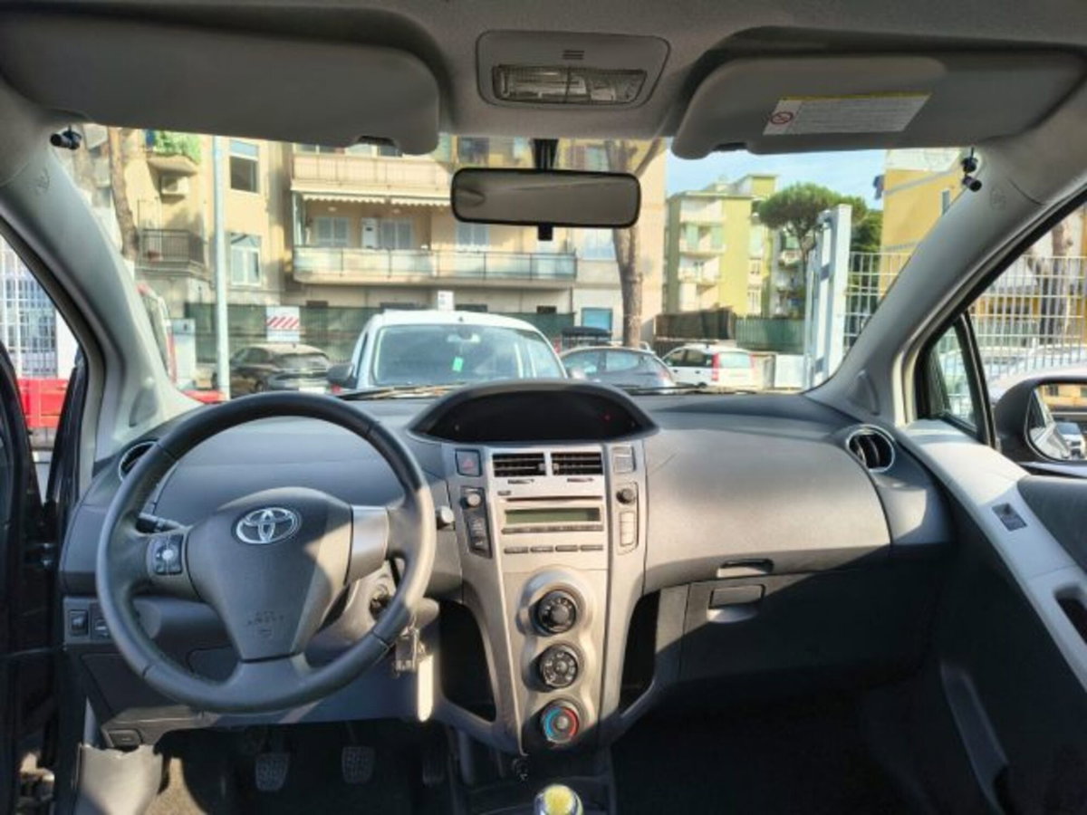 Toyota Yaris 1.3 3 porte Sol (12)