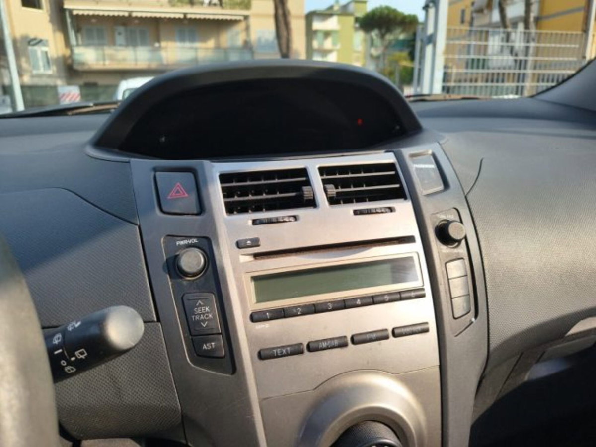 Toyota Yaris 1.3 3 porte Sol (14)