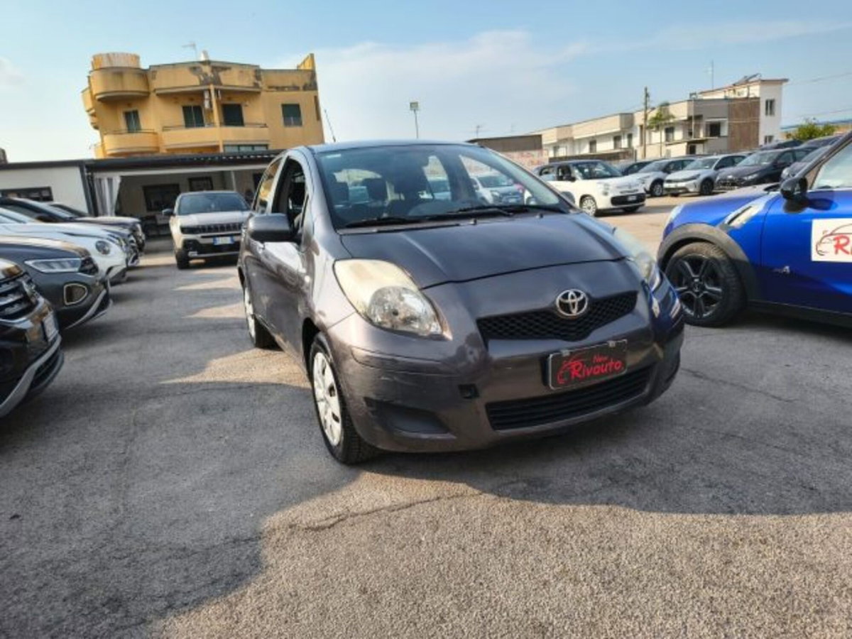 Toyota Yaris 1.3 3 porte Sol (2)