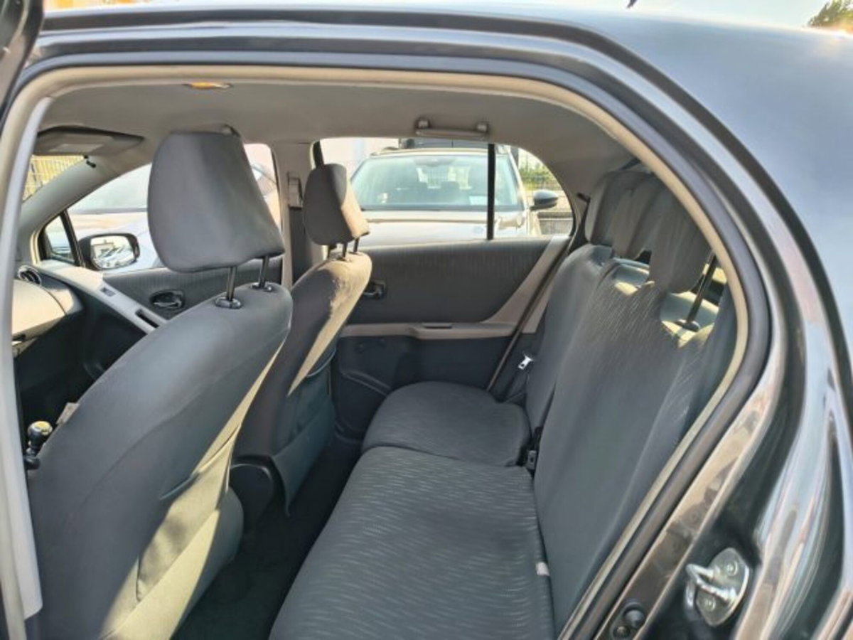 Toyota Yaris 1.3 3 porte Sol (7)