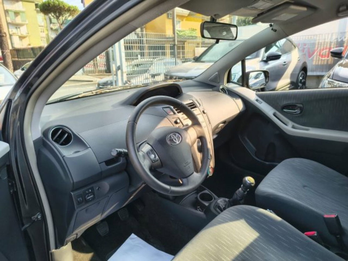 Toyota Yaris 1.3 3 porte Sol (8)