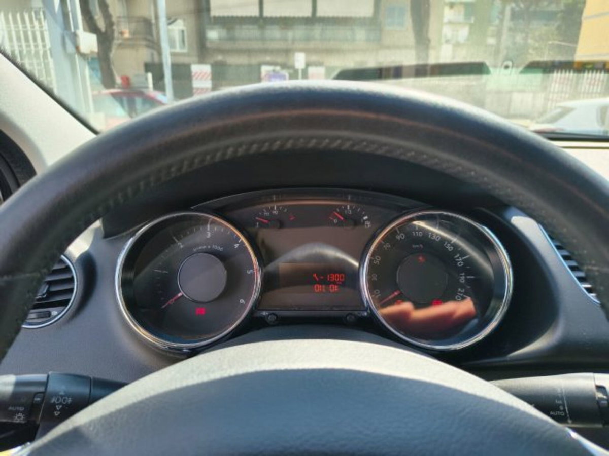 Peugeot 3008 1.6 HDi 115CV Business (11)
