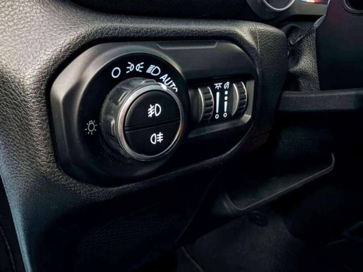 Jeep Wrangler Unlimited 2.2 Mjt II Sahara (16)