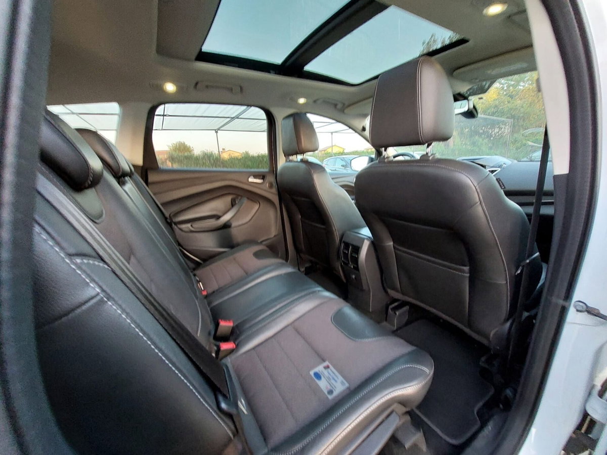 Ford Kuga 2.0 TDCI 150 CV S&S 4WD Powershift Titanium X (13)