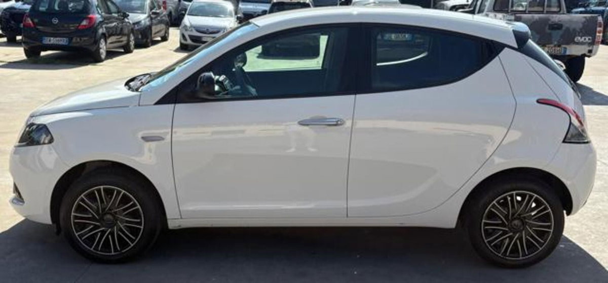 Lancia Ypsilon 1.0 FireFly 5 porte S&S Hybrid Gold Plus (2)