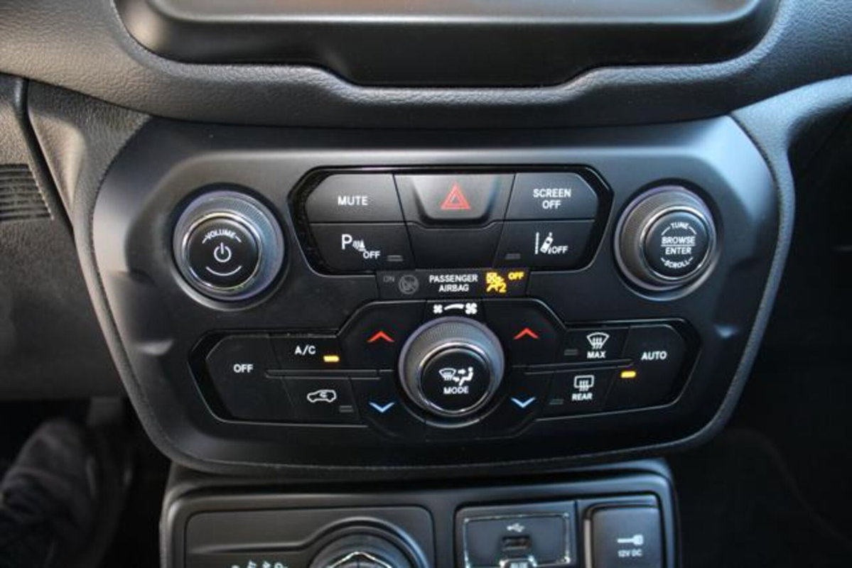Jeep Renegade 1.3 T4 190CV PHEV 4xe AT6 Business Plus (14)