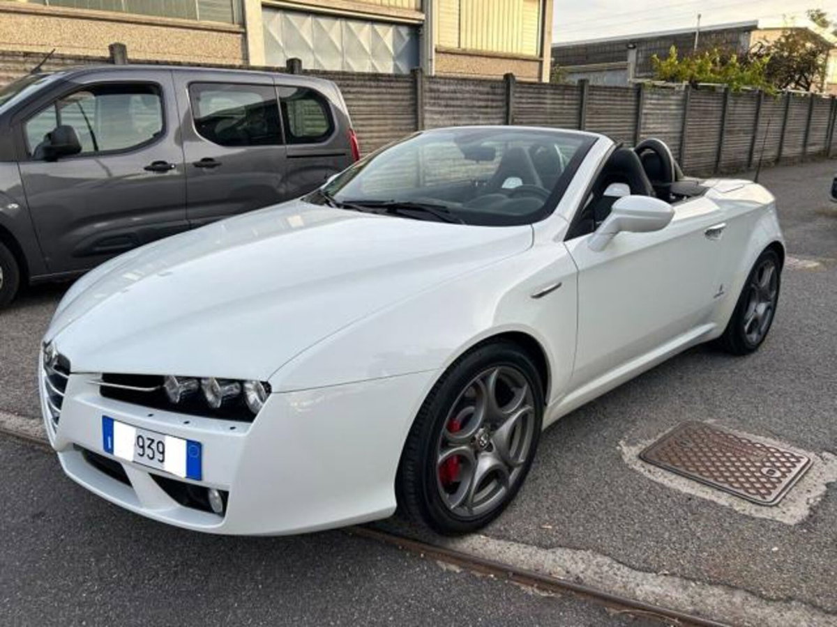 Alfa Romeo Spider 1750 TBi (2)