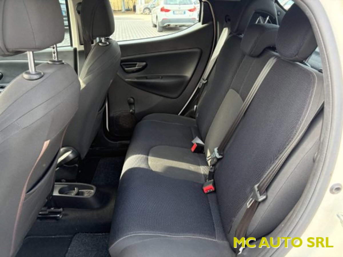 Lancia Ypsilon 1.3 MJT 16V 95 CV 5 porte S&S S Momodesign (8)